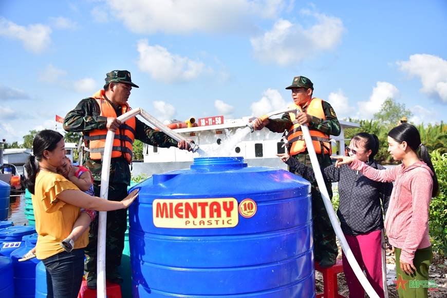 Bộ đội Quân khu 9 giải “cơn khát” cho người dân Cà Mau

